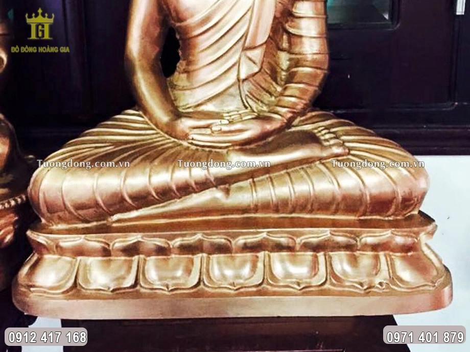 Ngài ngồi theo thế kiết già trên đài sen